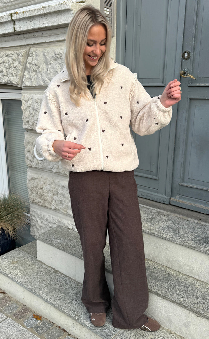 Say INA Copenhagen Fleece Jakke - Fia - Beige W. Brown Embroidery Hearts